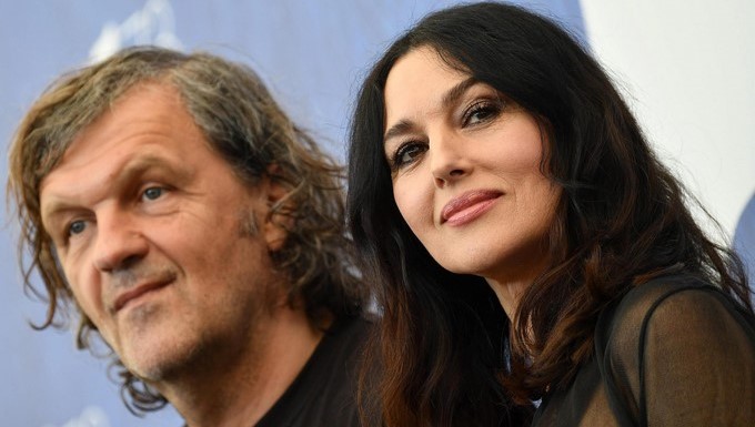 La actriz italiana Monica Bellucci (d) y el director serbio Emir Kusturica (i) durante la presentación de 'On the Milky Road' en la 73 edición del Festival de Cine de Venecia, en Italia. EFEArchivo
