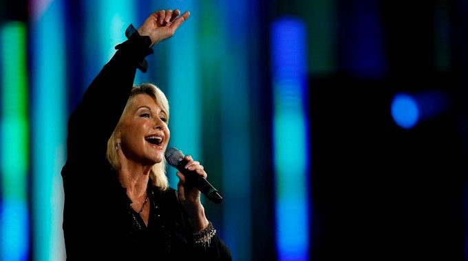 La cantante australiana Olivia Newton-John se presenta en la cuarta noche de la 58 versión del Festival internacional de la canción de Viña del Mar. EFE