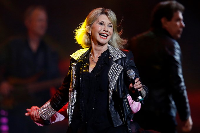 La cantante australiana Olivia Newton-John se presenta en la cuarta noche de la 58 versión del Festival internacional de la canción de Viña del Mar. EFE