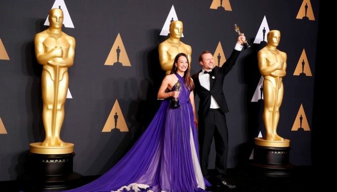 Orlando von Einsiedel y Joanna Natasegara posan con la estatuilla a Mejor Cortometraje Documental por The White Helmets, durante la 89 edición de los premios Óscar en el Teatro Dolby de Hollywood, California hoy, 26 de febrero de 2017. EFE