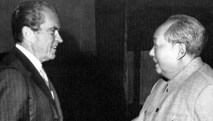 El presidente del Partido Comunista chino, Mao Tse Tung (d), estrecha la mano del presidente estadounidense, Richard Nixon (i), durante la visita de éste a China para celebrar una entrevista de carácter privado. EFEArchivo