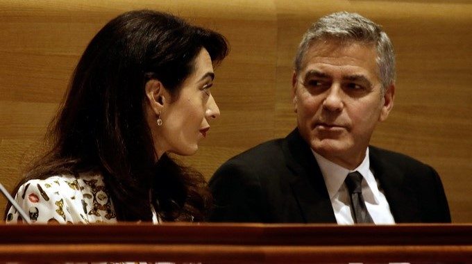 El actor estadounidense George Clooney (d) y su esposa, la abogada de derechos humanos Amal Clooney (i). EFE/Archivo