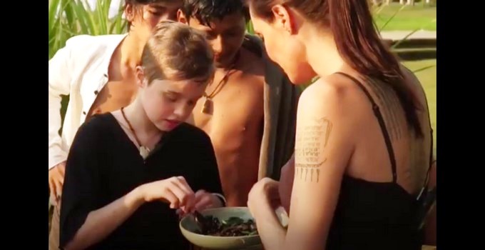 Angelina Jolie y sus hijos comen arañas/ Captura tomada de Twitter