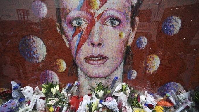 Vista de las flores depositadas junto al mural de David Bowie en el primer aniversario de su muerte en Londres, Reino Unido, el 10 de enero de 2017. EFE/Archivo