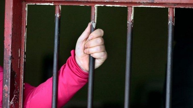 Mujer capturada, detenida, cárcel