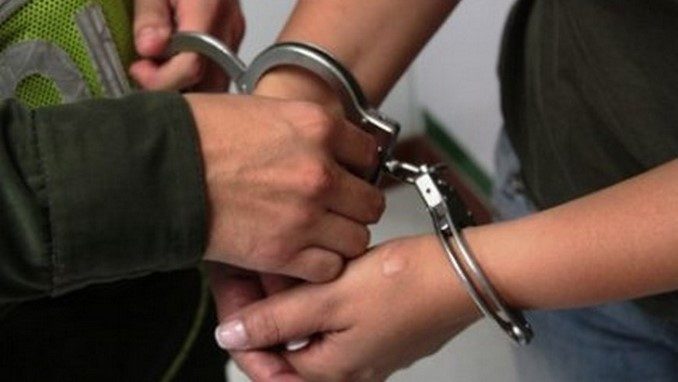 Lo enviaron a prisión por secuestrar a tres personas para presionar el pago de una deuda 2 esposado, capturado