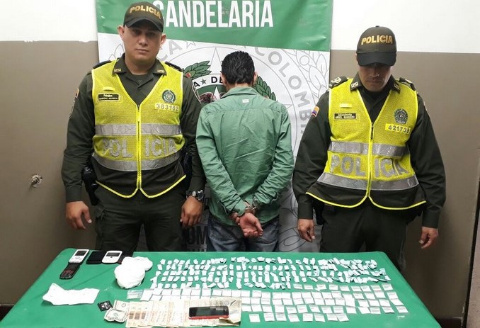 A presunto 'jíbaro' le incautaron droga y lo capturaron en el centro de Medellín 2 Capturado con droga en el centro.