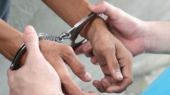A la cárcel por exigirle dinero a un amigo a cambio de no arruinar el cumpleaños de su hija 1 esposado, capturado, detenido