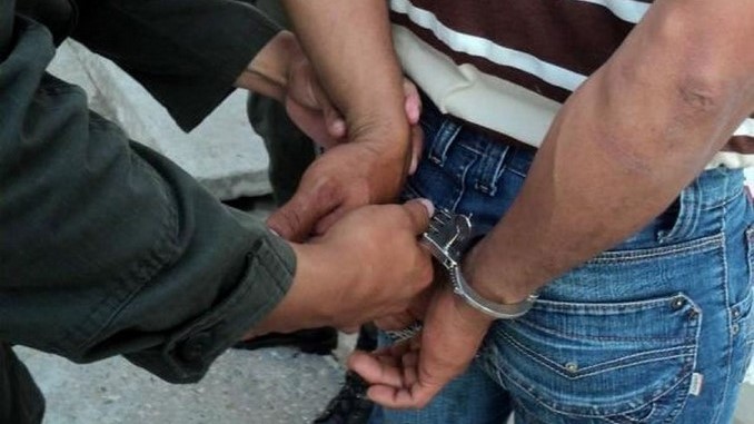 Tenía casa por cárcel y lo pillaron por fuera de su casa en el barrio Santa Cruz 1 Capturado, esposado, detenido.
