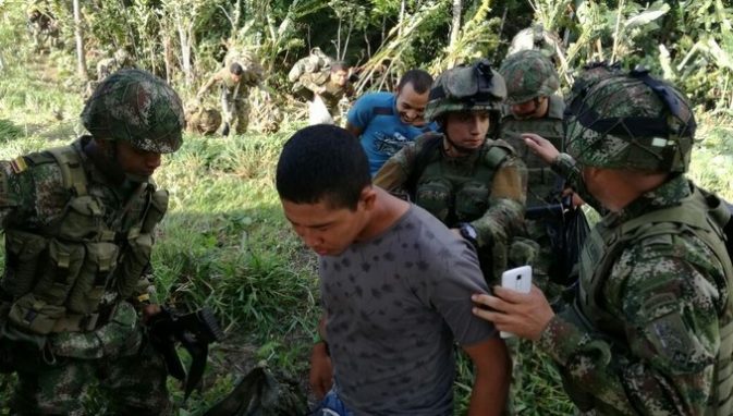 FOTO: Ejército capturó a tres integrantes del 'Clan del Golfo' en Apartadó 2 Ejército capturó a tres integrantes del 'Clan del Golfo' en Apartadó
