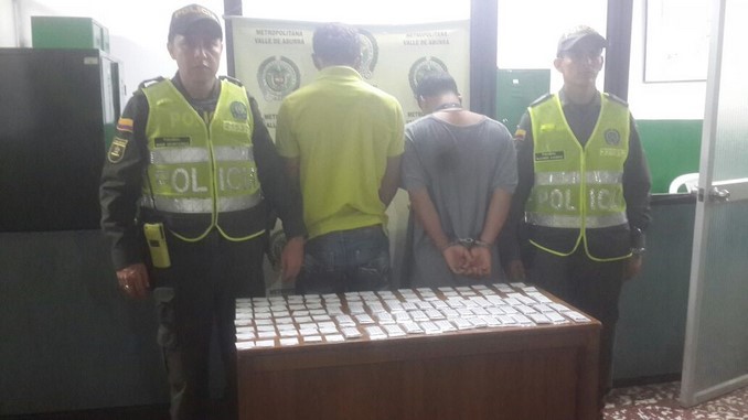 Los capturaron y les incautaron cigarrillos de marihuana y varias dosis de base de coca 1 Capturados en Bello.