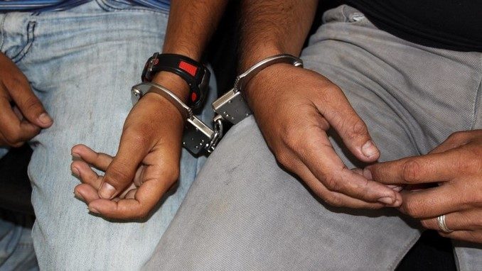 capturados, esposados, detenidos