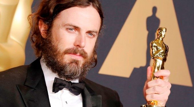 Casey Affleck posa con la estatuilla al Mejor Actor, la primera que recibe en su carrera, gracias a su trabajo en el drama "Manchester By The Sea". EFE