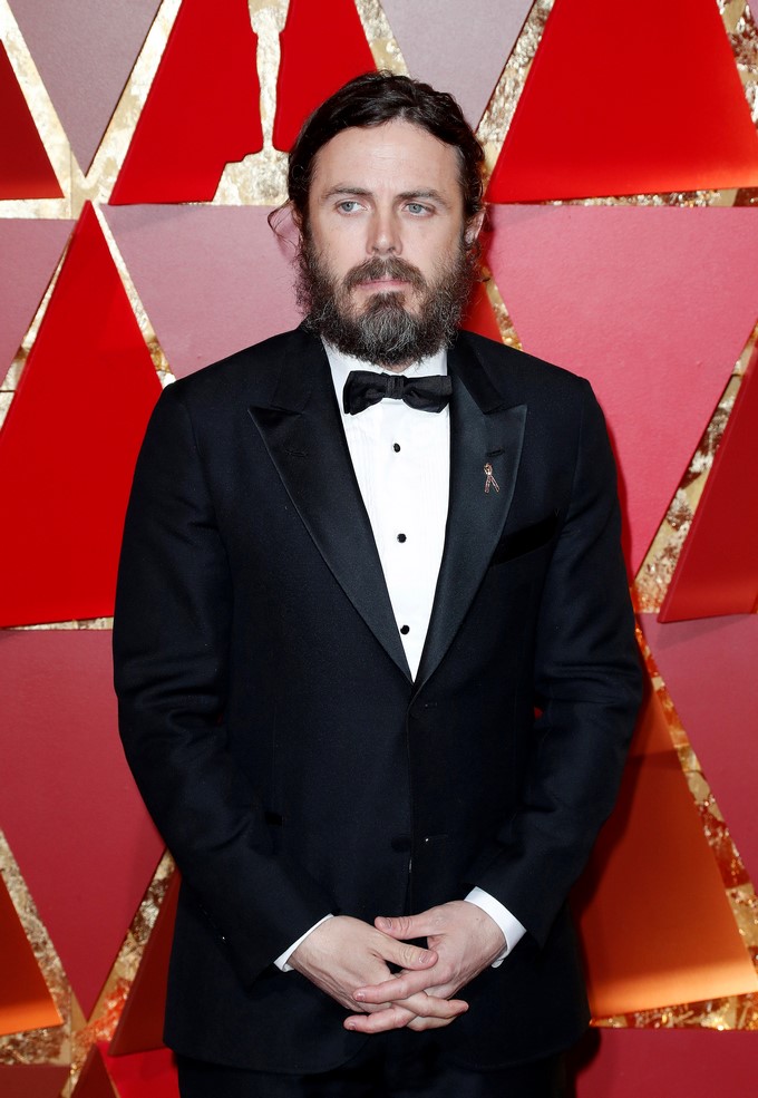 Casey Affleck posa con la estatuilla al Mejor Actor, la primera que recibe en su carrera, gracias a su trabajo en el drama "Manchester By The Sea". EFE