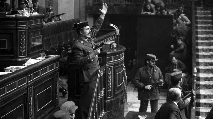 El teniente coronel Tejero irrumpe, pistola en mano, en el Congreso de los Diputados durante la segunda votación de investidura de Leopoldo Calvo Sotelo como presidente del Gobierno. Era el 23 de febrero de 1981. EFEArchiv