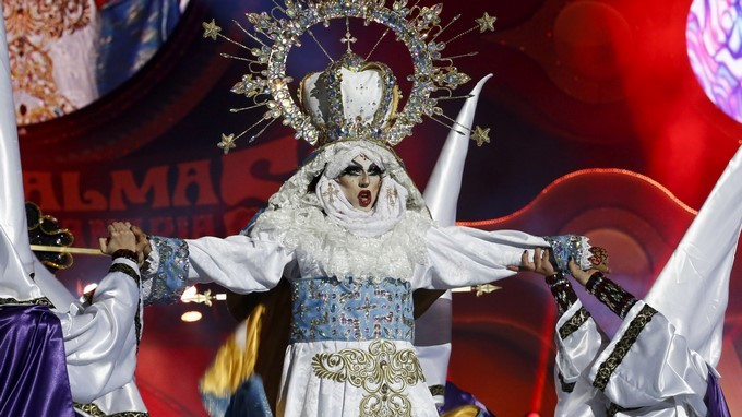El Drag Queen con una Virgen y un Cristo crucificado genera gran polémica