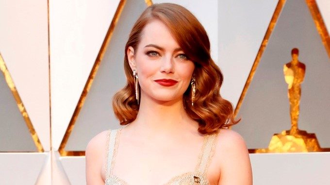 La actriz Emma Stone llega a la alfombra roja de la 89 edición de los premios Óscar, en el Teatro Dolby, en Hollywood, California. EFE
