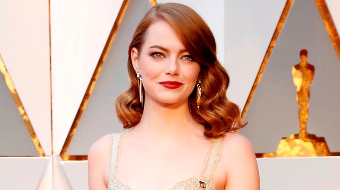La actriz Emma Stone llega a la alfombra roja de la 89 edición de los premios Óscar, en el Teatro Dolby, en Hollywood, California. EFE