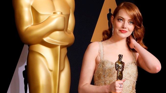Emma Stone, ganadora del Óscar a Mejor Actriz por su trabajo en el musical "La La Land", posa durante la 89 edición de los Óscar en el Teatro Dolby de Hollywood, California hoy, 26 de febrero de 2017. EFE
