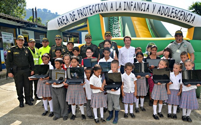VIDEO Y FOTOS: La Policía recuperó computadores que fueron hurtados de una escuela de Pueblorrico 7 entrega de computadores robados 6