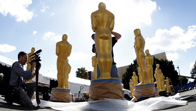 Detalle de estatuas de Óscar dispuestas sobre la alfombra roja hoy, miércoles 22 de febrero de 2017, durante los preparativos de la edición 89 de los premios de la Academia Óscar, en Hollywood, Los Ángeles, California, EEUU. El evento se realizará este domingo 26 de febrero. EFE