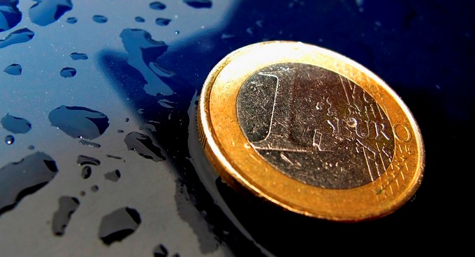Moneda de un euro sobre un coche en Kaufbeuren (Alemania). EFE/Archivo