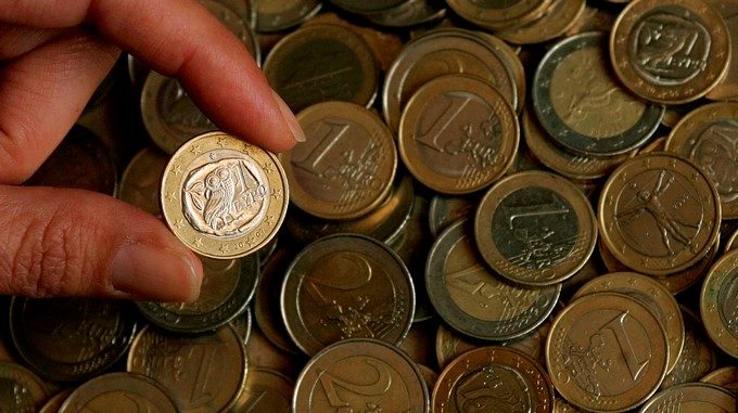 Una persona enseña una moneda de euro. EFE/Archivo