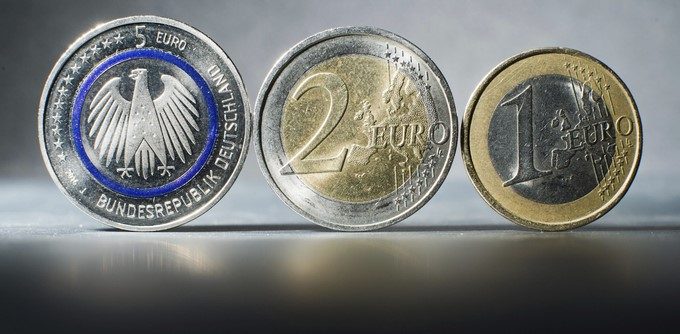 Un ejemplar de la moneda de cinco euros es expuesta junto a una moneda de dos euros y otra de un euro en Hannover, Alemania. EFE/Archivo