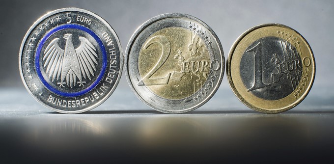 Un ejemplar de la moneda de cinco euros es expuesta junto a una moneda de dos euros y otra de un euro en Hannover, Alemania. EFE/Archivo