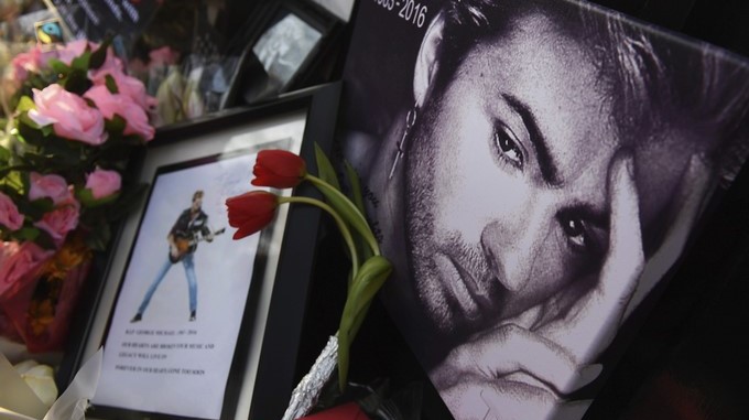 Varias personas depositan flores y mensajes a las puertas de la residencia del cantante británico George Michael en Londres (Reino Unido) el pasado mes de diciembre. EFE/Archivo