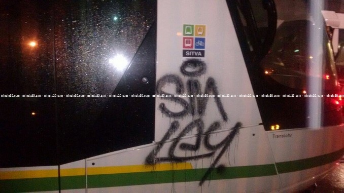 Grafiti pintado en tranvía.