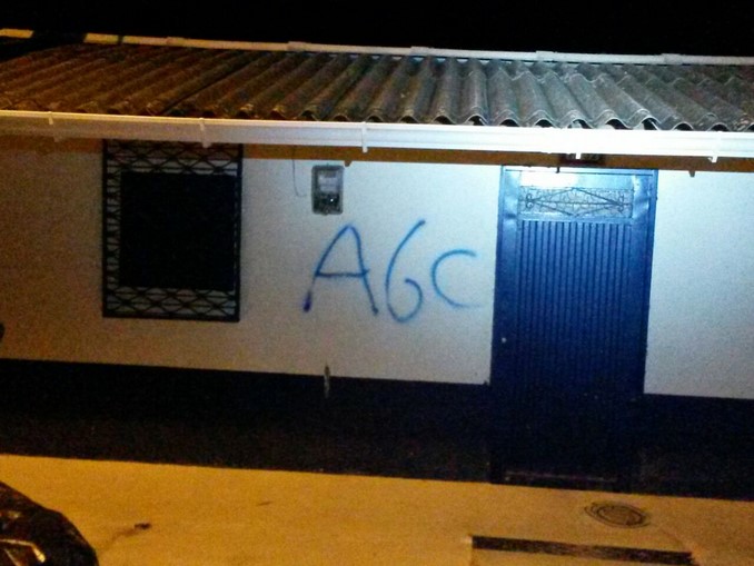 FOTOS: Capturan a dos hombres en Valparaíso por pintar grafitis alusivos al 'Clan del Golfo' 8 Capturan a dos hombres en Valparaíso por pintar grafitis alusivos al 'Clan del Golfo'