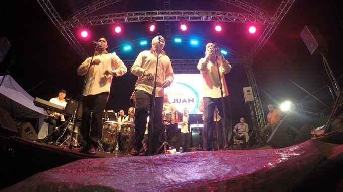 De izda. a dcha., Anthony García, Jerry Rivas y Papo Rosario, los tres cantantes de la legendaria agrupación El Gran Combo de Puerto Rico. EFE/Archivo