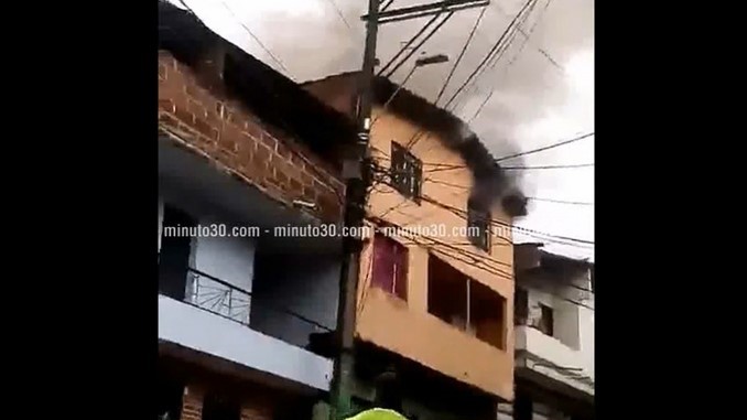 VIDEO Y FOTOS: Un rayo habría provocado un incendio en una vivienda de Caldas