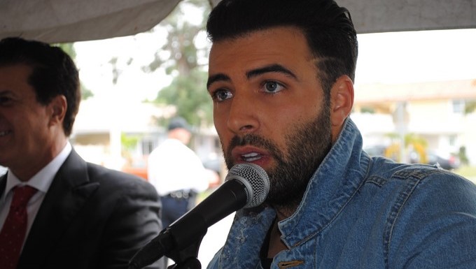 El cantante y actor cubanoamericano, Jencarlos Canela, habla en el acto para descubrir la placa de la calle que la ciudad de Hialeah (Florida) le dedicó hoy como reconocimiento a "su trayectoria profesional y por convertirse en el mejor embajador de la ciudad" en todo el mundo. EFE