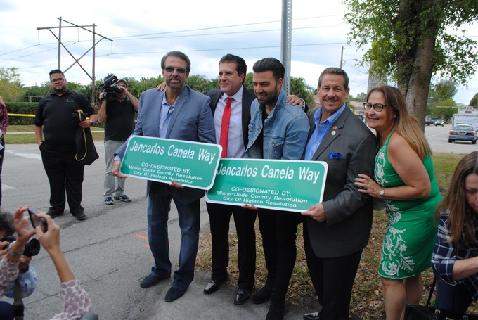 (De izq. a dcha) El padre de Jencarlos Canela, Heriberto Canela; El alcalde de la ciudad de Hialeah, Carlos Hernández; El cantante y actor Jencarlos Canela; José "Pepe" Díaz, comisionado del Condado de Miami-Dade; y Lissette Canela, madre del cantante, posan frente a la placa de la calle "Jencarlos Canela Way" en Hialeah, ciudad aledaña a Miami. EFE