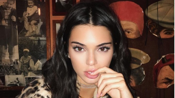 Tremenda «borrada» se metió ‘Kendall Jenner’ al caerse de una baranda