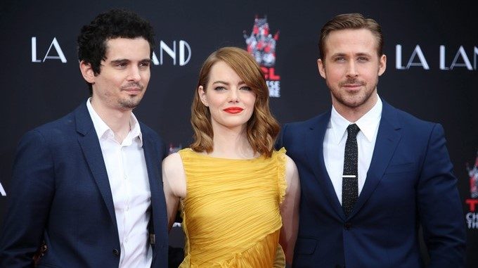 La actriz estadounidense Emma Stone (c) y el actor canadiense Ryan Gosling (d) posan con el director estadounidense Damien Chazelle (i) tras imprimir sus huellas en cemento durante una ceremonia el 7 de diciembre de 2016, en el Teatro Chino TCL de Hollywood, California (EE.UU.). EFE/Archivo