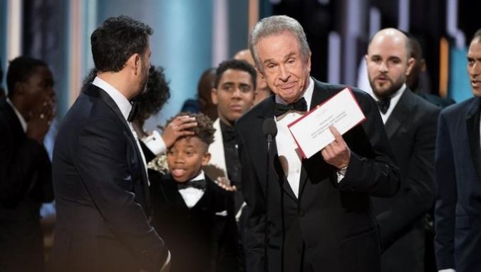 Fotografía cedida por la Academia de Artes y Ciencias Cinematográficas (AMPAS, por sus siglas en inglés), en la que aparece el elenco de "La La Land" mientras Warren Beatty muestra el resultado del Óscar a la mejor película, tras un error que dio inicialmente al musical como vencedora en esta categoría. EFE/AMPAS