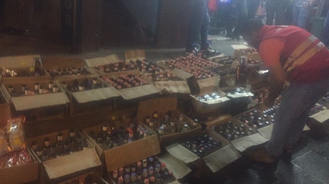 FOTOS: 866 botellas de licor adulterado incautadas en controles a establecimientos en El Centro de Medellín 3 licor adulterado 1