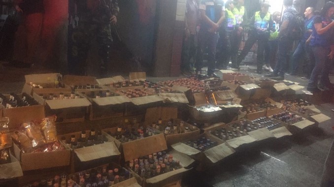 FOTOS: 866 botellas de licor adulterado incautadas en controles a establecimientos en El Centro de Medellín 4 licor adulterado 3