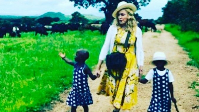 Madonna y sus hijas adoptivas Stella y Esther/ Tomada de Instagram