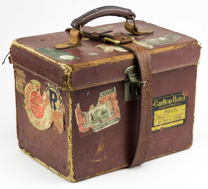 Fotografía sin fecha cedida hoy, domingo 19 de febrero de 2017, por Alexander Historical Auctions de un maletín en el que estuvo guardado el teléfono personal de Adolf Hitler. El teléfono personal de Adolf Hitler, extraído del búnker berlinés del "Führer" tras caer el régimen nazi y guardado desde 1945 en un maletín en la campiña inglesa, vio hoy la luz en una subasta en EE.UU. y se vendió por 243.000 dólares. EFE/Alexander Historical Auctions