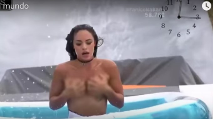 EN VIDEO: Modelo “pierde” el brasier en plena emisión de programa… pero no suelta “el peluche”