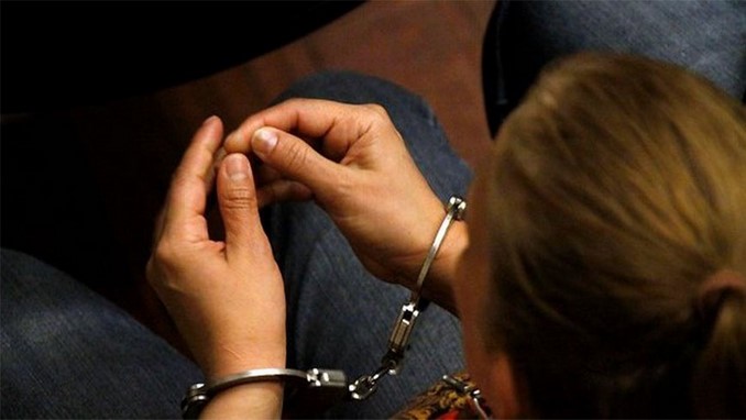 Mujer fue capturada luego de robarle de un "raponazo" el bolso a una transeúnte en el barrio Bomboná 1 mujer capturada, detenida, esposada