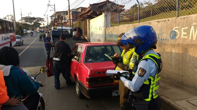 Operativos de control a motos y transporte informal.