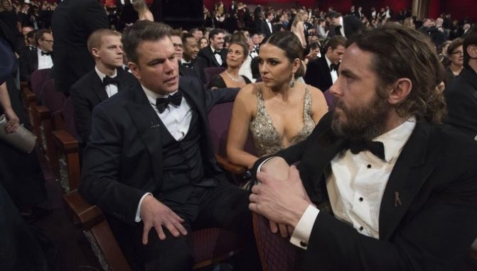 Foto facilitada por la Academia de Artes y Ciencias Cinematógraficas (AMPAS, siglas en inglés), hoy 27 de febrero de 2017, que muestra a los actores Lucas Hedges (izq), Matt Damon (c) y Casey Aflleck (dcha) en el patio de butacas durante la 89 edición de los Óscar en el Dolby Theatre en Hollywood, California (Estados Unidos) anoche. EFE