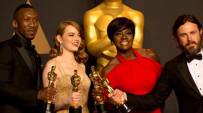 El ganador a mejor actor de reparto Mahershala Ali (i), la ganadora a mejor actriz Emma Stone (2i), la ganadora a mejor actriz de reparto Viola Davis (2d) y el ganador a mejor actor Casey Affleck (d) posan en la sala de prensa de la 89 edición de los Óscar en el Teatro Dolby de Hollywood, California hoy, 26 de febrero de 2017. EFE