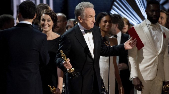 Foto facilitada por la Academia de Artes y Ciencias Cinematógraficas (AMPAS, siglas en inglés) hoy 27 de febrero de 2017 que muestra al actor Warren Beatty tras cometerse un error en el anuncio del premio a la mejor película durante la 89 edición de los Óscar en el Dolby Theatre en Hollywood, California (Estados Unidos) anoche. EFE