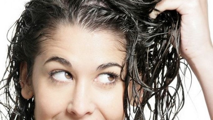 La terrible razón por la que no deberías dormir con el cabello mojado